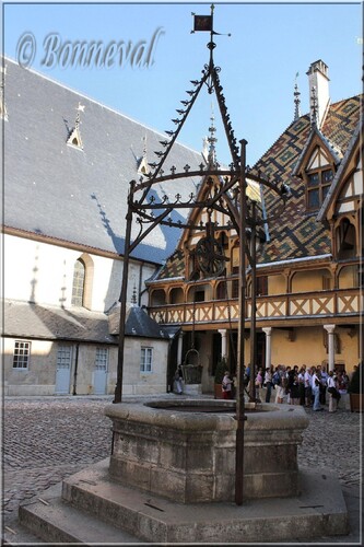 Les Hospices de Beaune Bourgogne l puits dans la Cour d'Honneur