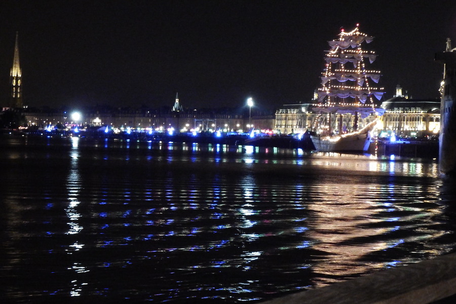 Le soir de la fête du fleuve à Bordeaux