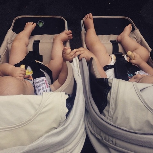 Chris Hemsworth partage une adorable photo de ses jumeaux