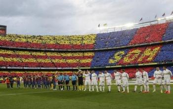 Comme à chaque Clasico, le Camp Nou avait réserver une mosaïque spectaculaire aux deux équipes. Mosaïque avant match clasico