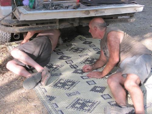 Burkina Parc d'Arli Les hommes bricolent sur la voiture