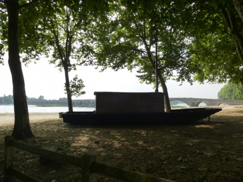 LES BORDS DE LOIRE A BEAUGENCY ET LE PONT .