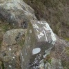 La borne frontière numéro 2 avec orientation de la frontière et le rocher des deux croix gravées