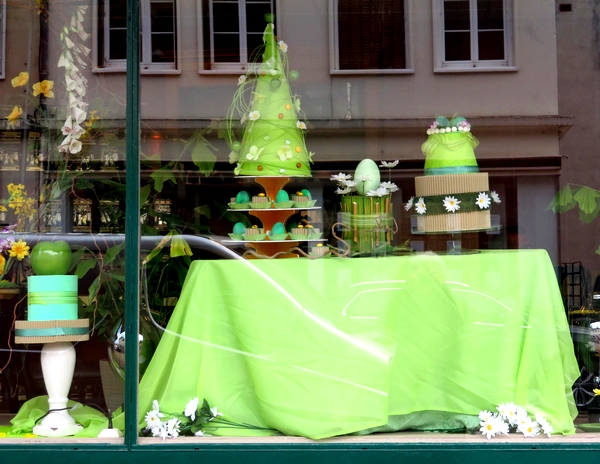 Benoît Duvergé a réalisé un superbe décor de Pâques dans la vitrine de la pâtisserie Barbier !
