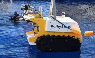 BathyBot restera un minimum de cinq ans, à 2.400 m de profondeur, au large de Toulon. Le rover étudiera en particulier la bioluminescence des organismes qui vivent à ces profondeurs. 