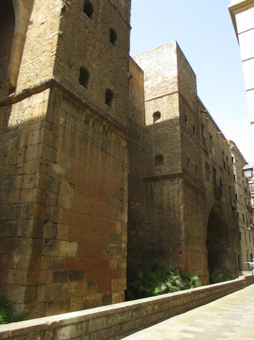Le mur romain et tours de défense à Barcelone