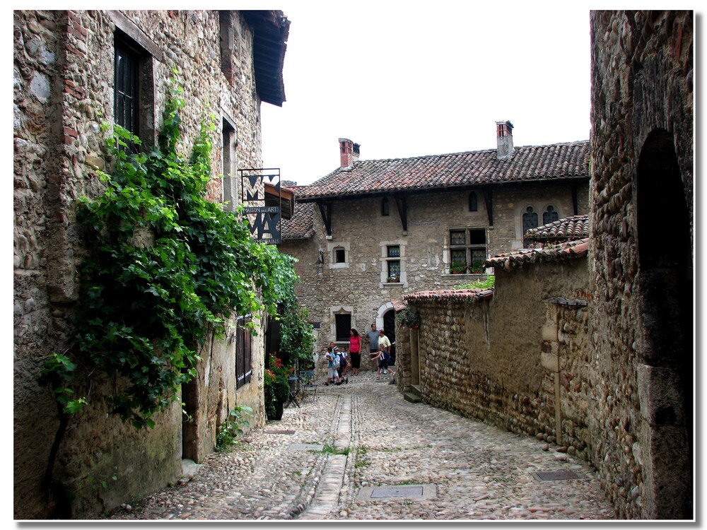 LE VILLAGE DE PEROUGES  (01)