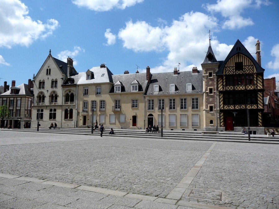 Sur le parvis, de beaux détails.