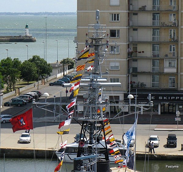 Grand pavois sur le Lieutenant de Vaisseau Lavallée