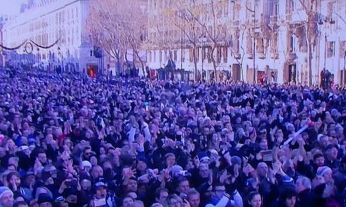 Un dernier hommage à Johnny.....avec un émouvant ADIEU des fans à l'idole.....