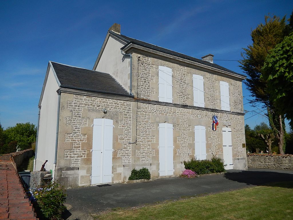 La mairie de Saint-Martial, un bÃ¢timent en pierre calcaire, Ã  structure assez simple, avec quatre portes au rez-de-chaussÃ©e et trois fenÃªtres Ã  l'Ã©tage.