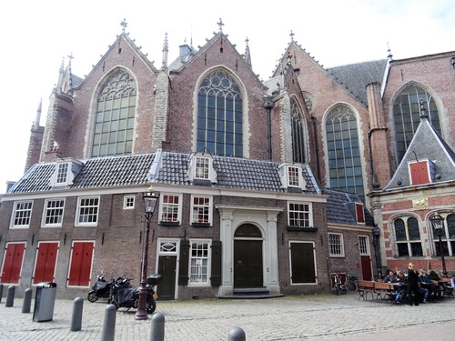 La cathédrale Oude Kerk et le Quartier Rouge à Amsterdam (Pays-Bas)