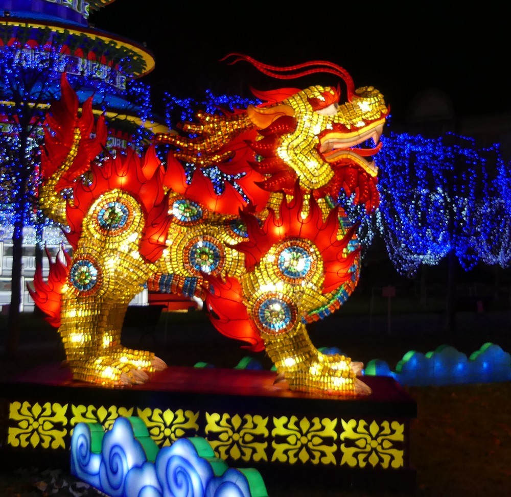 Les Qilins, mi-dragons mi-lions au Festival des lanternes chinoises à Gaillac...