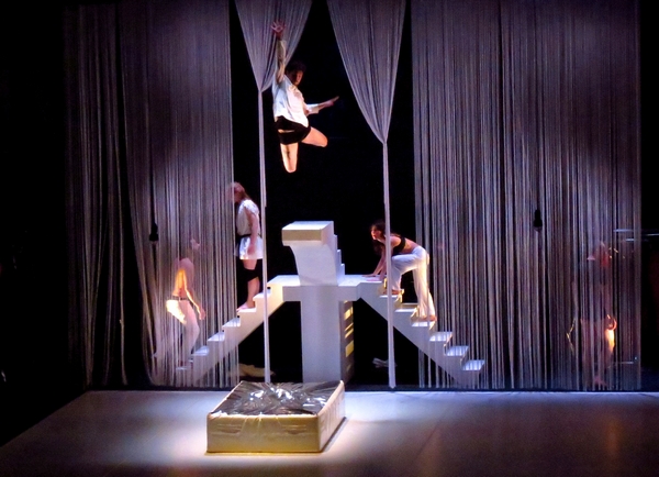 "L'hypothèse de la chute", a ravi les amateurs de danse moderne au Théâtre Gaston Bernard ....