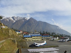 L'aéroport de Lukla (2840 m)