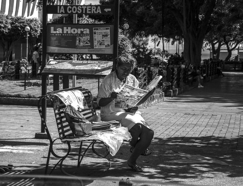 12 - Les dames et le journal