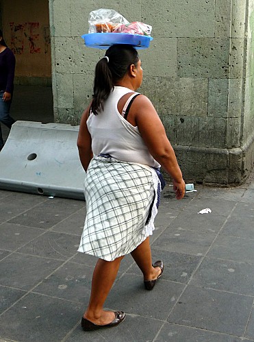 Oaxaca-femme-porte-sur-tete.jpg