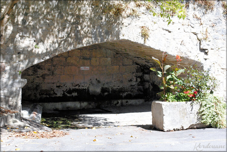 Photos d'une fontaine (Bourg sur Gironde)