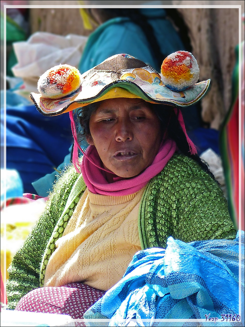 Rue commerçante de Huillanopampa - Île Taquile - Lac Titicaca - Pérou