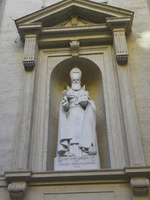 Une statue à l'entrée des Grottes Vaticanes