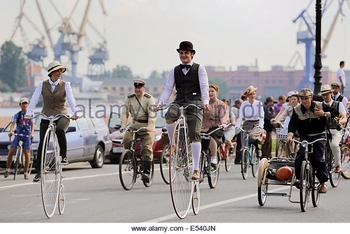 st-petersburg-russia-19th-july-2014-people-dressed-up-ride-vintage-e540jn