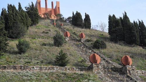 Pyramide de Bofill, monument édifié en 1976, commande de Société Autoroutes Sud-Est.jpg