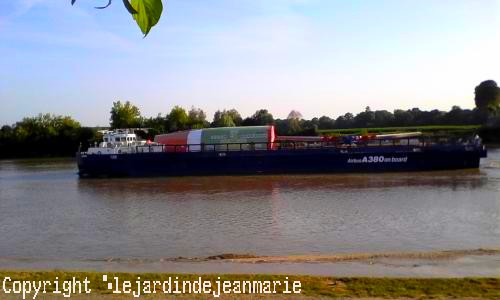 péniche d'Airbus remontant la Garonne jusqu'à Langon, ...