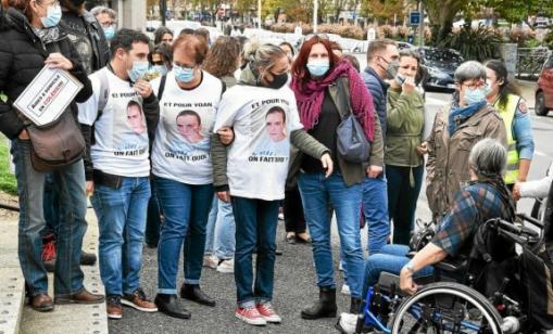 Près d'une centaine de salariés de l'Acimad, une structure d'aide à domicile, ont manifesté ce mercredi 7 octobre devant le Conseil départemental du Finistère, à Quimper.