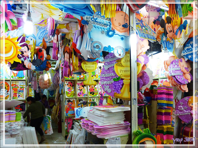 Balade le nez en l'air dans le Lima historique (Pérou) : au Marché Central (Mercado central), le coin très coloré des objets festifs en polystyrène