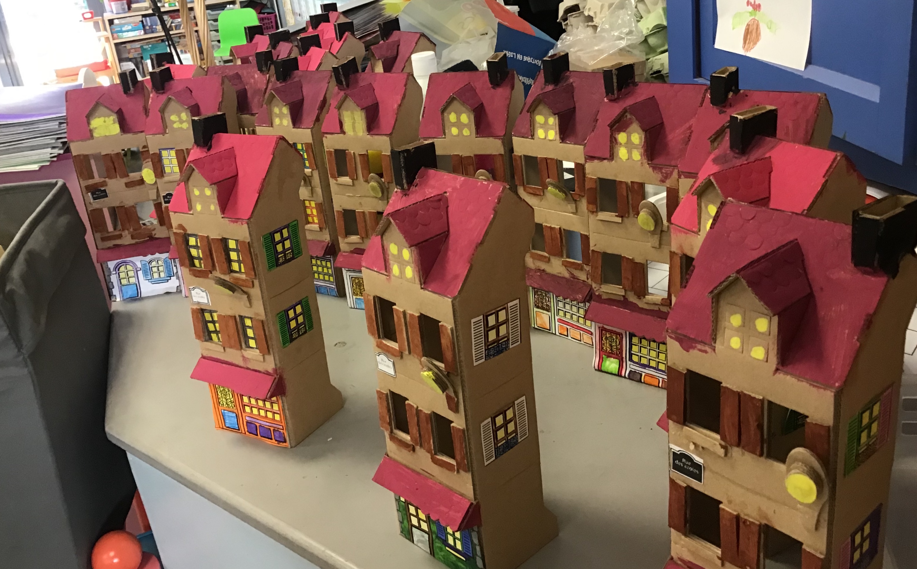 Nos maquettes de maison en carton - école primaire Jeanne d'Arc