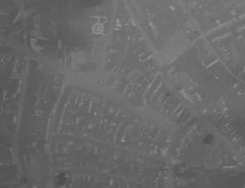 Le Cateau-Cambrésis - Centre-ville en 1930, Grand'Place au centre, Cathédrale Notre-Dame à droite, ancien palais Fénelon à gauche (remonterletemps.ign.fr)