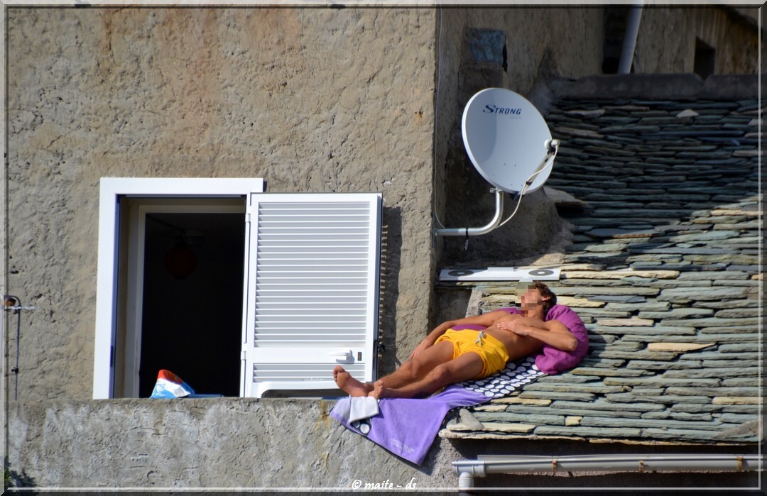 Bronzage sur les toits en Corse