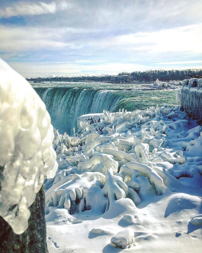 Il fait si froid au Canada que les chutes du Niagara sont gelées et semblent sorties tout droit de Narnia