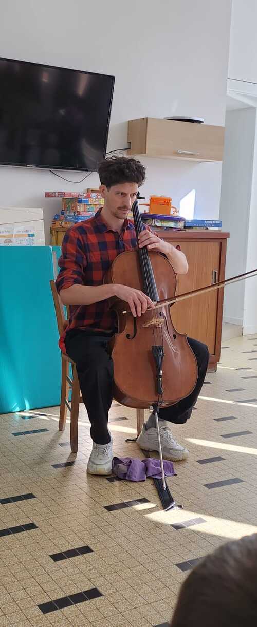 Un violoncelliste à l'école