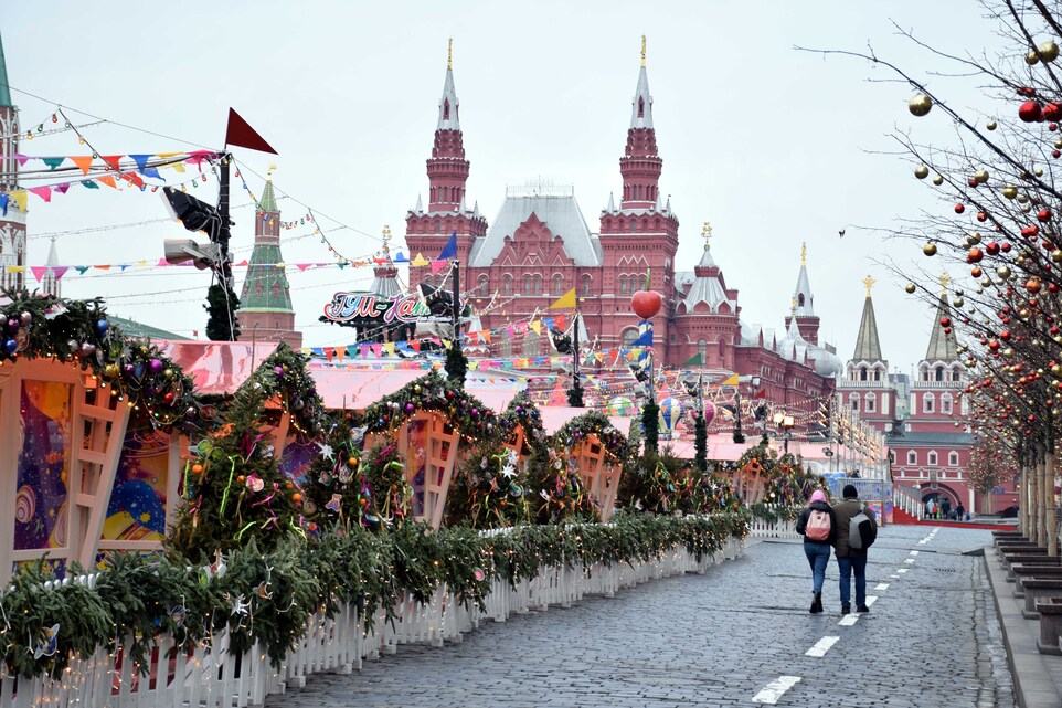 Moscou - Place Rouge occupée par le marché de Noël et le musée d'histoire