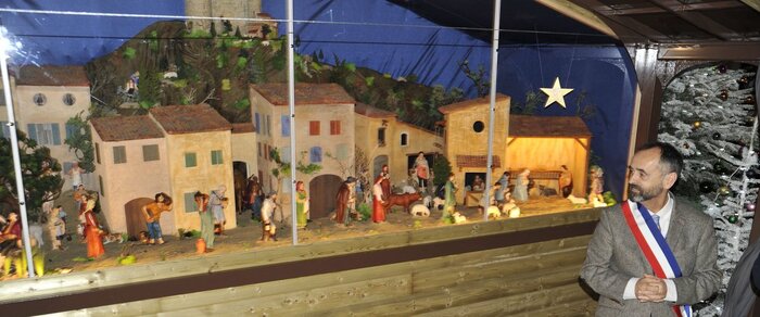Béziers : Robert Ménard inaugure la crèche  de Noël toujours décriée et s'en prend   aux "laicards"