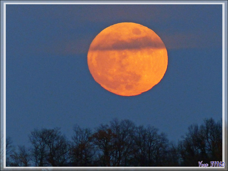 Lever (23/01/2016, 17 h 55) de la presque pleine Lune du 24/01 à 1 h 45 vue au coucher (16 h 31) du Soleil