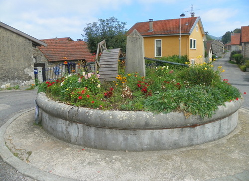 Fontaine fleurie à Ordonnaz