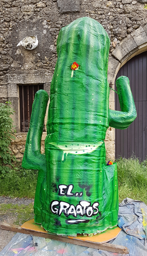 Mise en peinture du cactus totem du carnavalos de Tressan (34) Avril 2018 Bravo a tous les membres de l'association le GRAAT pour la realisation de la bête.