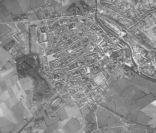 Saint-Omer - Centre-ville en 1947, avec à gauche le Jardin Public et à droite le canal de Neufossé dans l'Aa (remonterletemps.ign.fr)