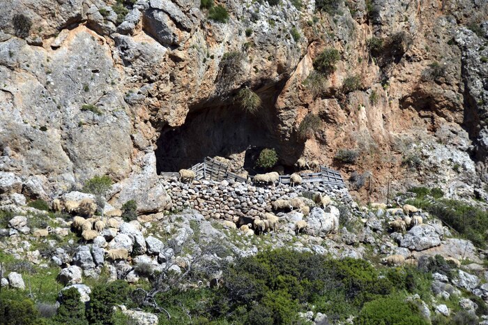 Route de Zakros à Paleokastro - Abri de chèvres dans une grotte