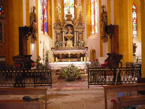 L'église de Catus parée pour la célébration de Pâques