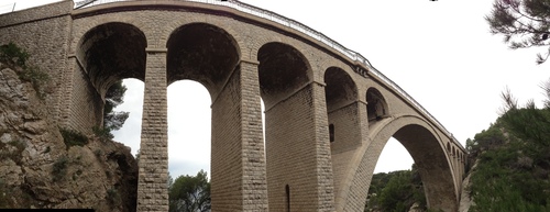 Viaduc au dessus de la Calanque des eaux salées