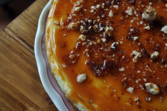 Cheesecake new-yorkais avec sa sauce au caramel et noisettes caramélisées