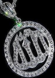 Les Bijoux , avec versets du Coran ...et autres , ne sont pas permis ni a la vente ni a l achat voir la liste de IFTA