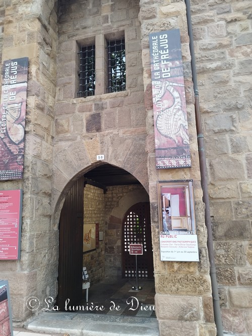 Fréjus, le cloître de la cathédrale saint Léonce