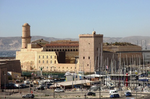 Le fort saint-Jean vu du parvis de l'Abbaye Saint-Victor à Marseille