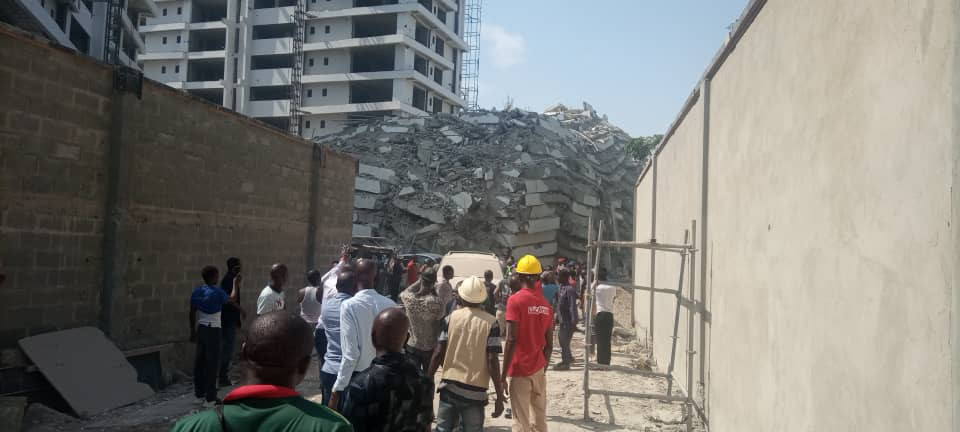 Un bâtiment en construction s'effondre le long de Mosley Road à Ikoyi (photos/vidéo)