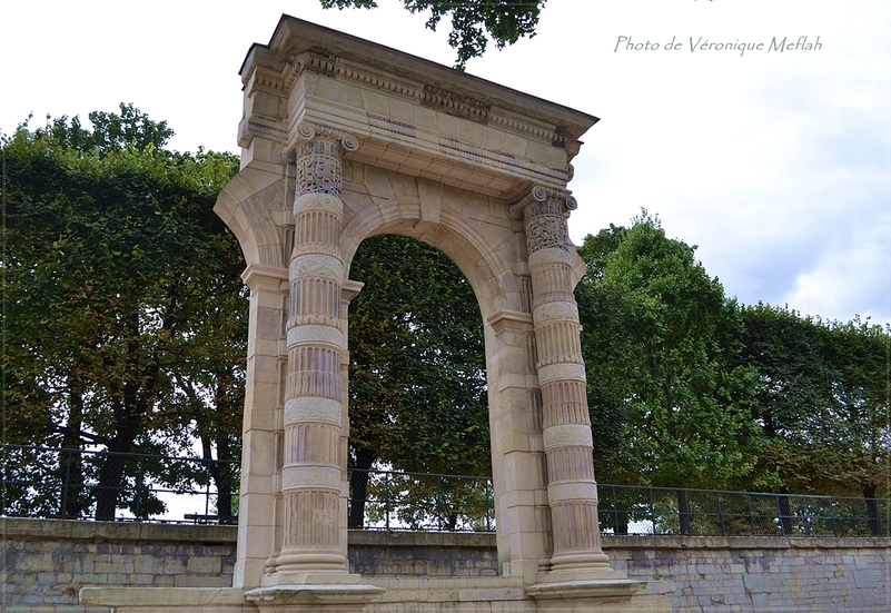 Une arcade du Palais des Tuileries reconstruite dans le Jardin