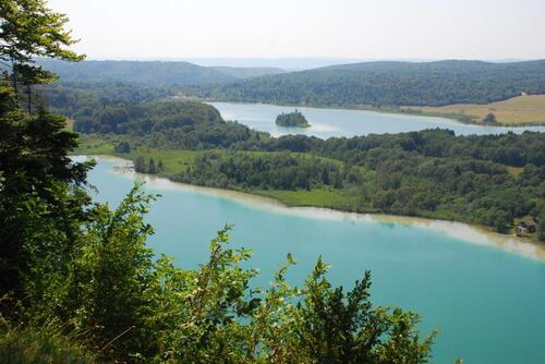 Au premier plan le Grand Maclu et derrière le lac Ilay